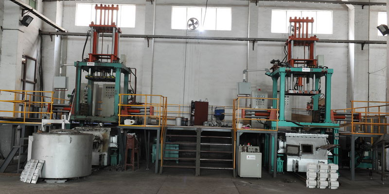 Low pressure pouring machine