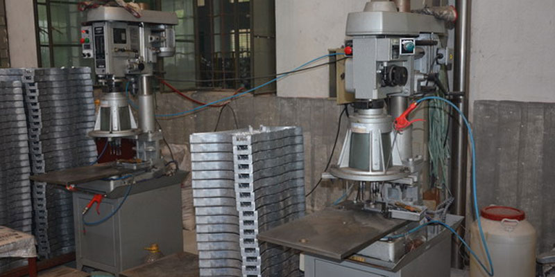 Multifunctional drilling and tapping machine